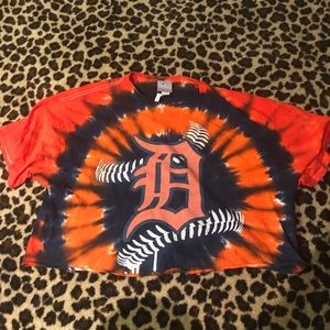Unique cropped Detroit Tigers logo tee
